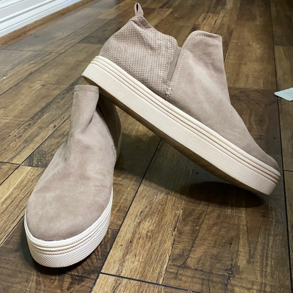 Universal thread slip on platform sneaker